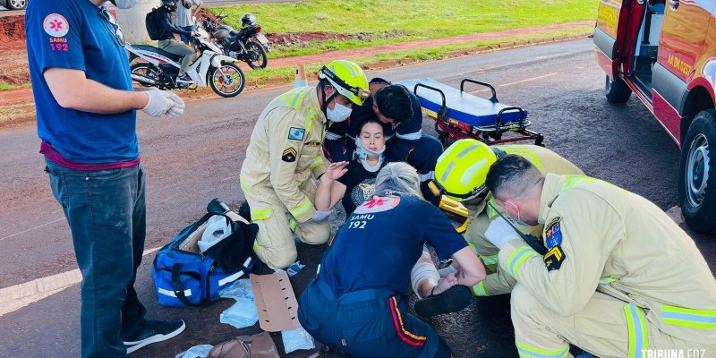 Colisão entre duas motocicletas deixa duas pessoas feridas na marginal da BR-277